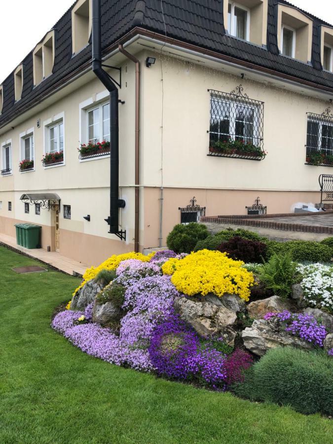 Penzion Lucs Heľpa Eksteriør bilde